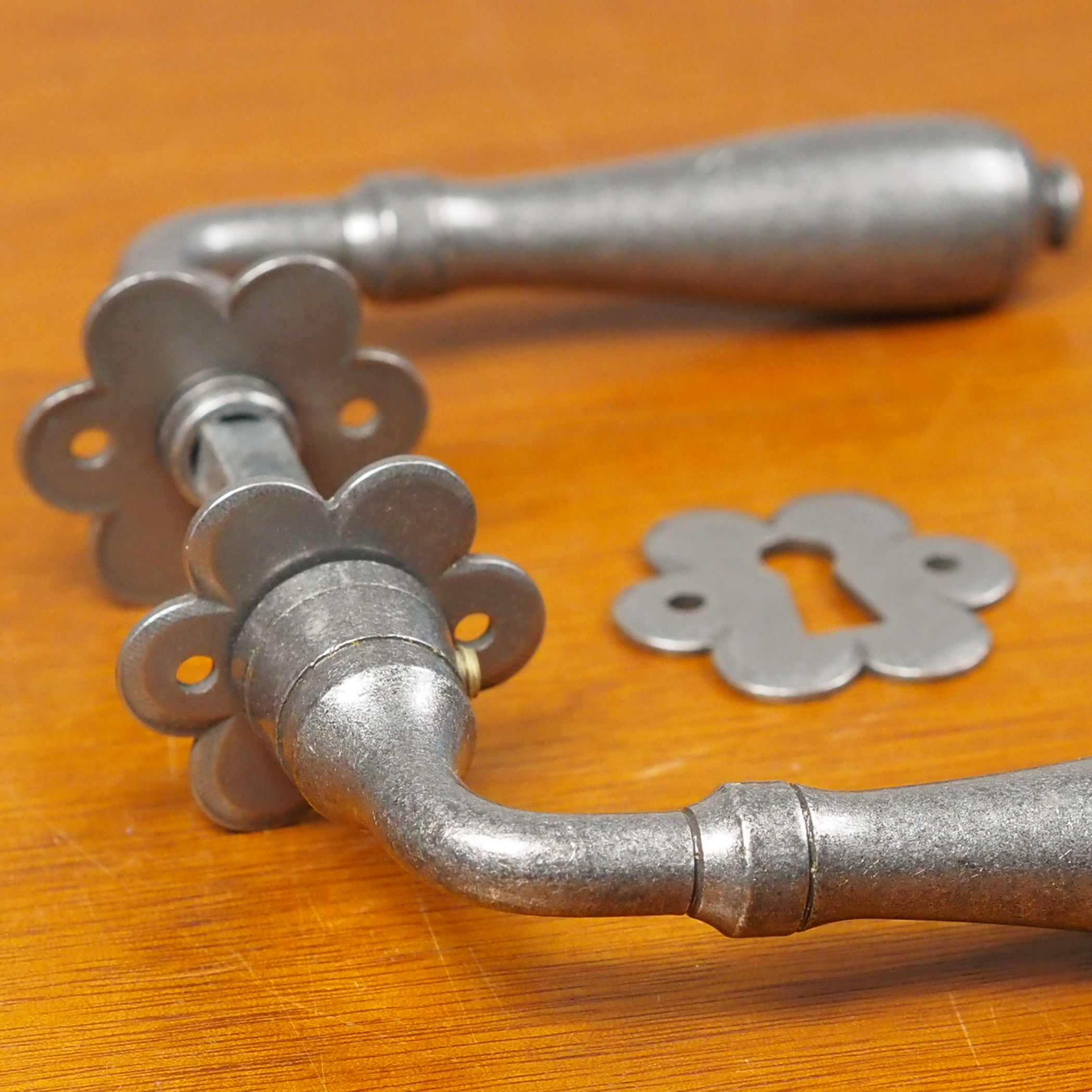 Door handle with key rosettes by Linea Bertomani