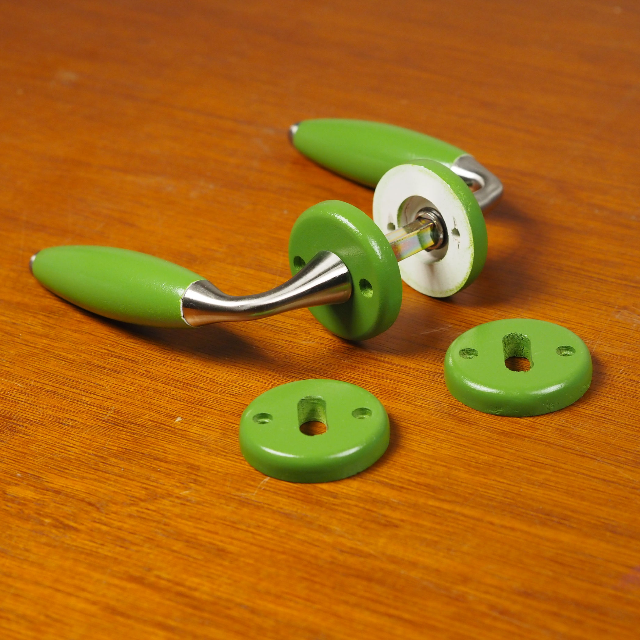 Door handle in green varnished wood with key rosettes by Linea Bertomani