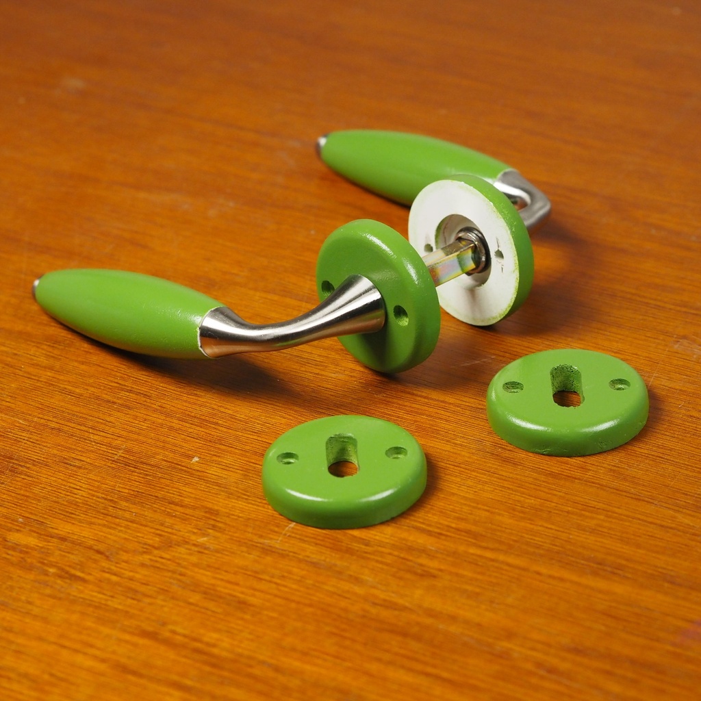 Door handle in green varnished wood with key rosettes by Linea Bertomani