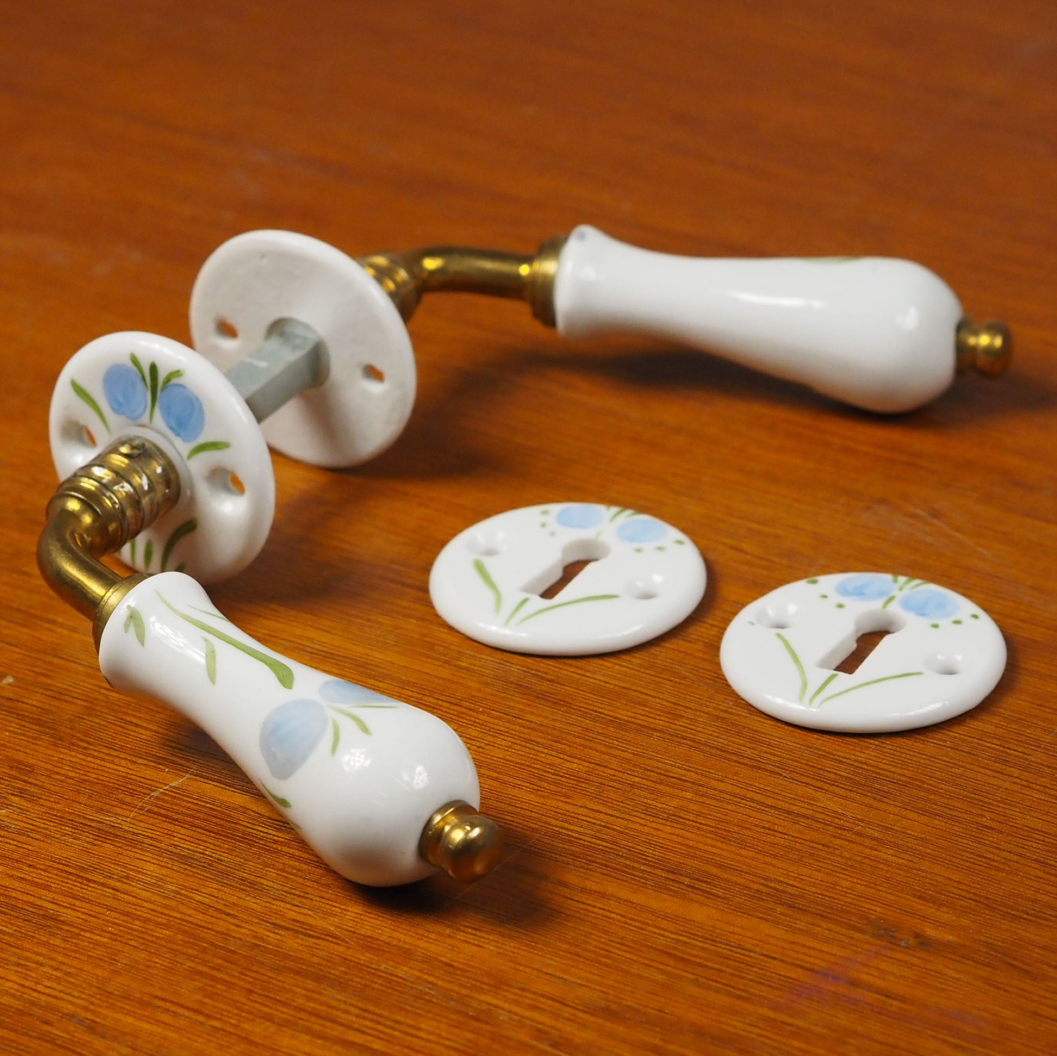 Door handle in brass and porcelain with key rosettes by Linea Bertomani - Blueberry