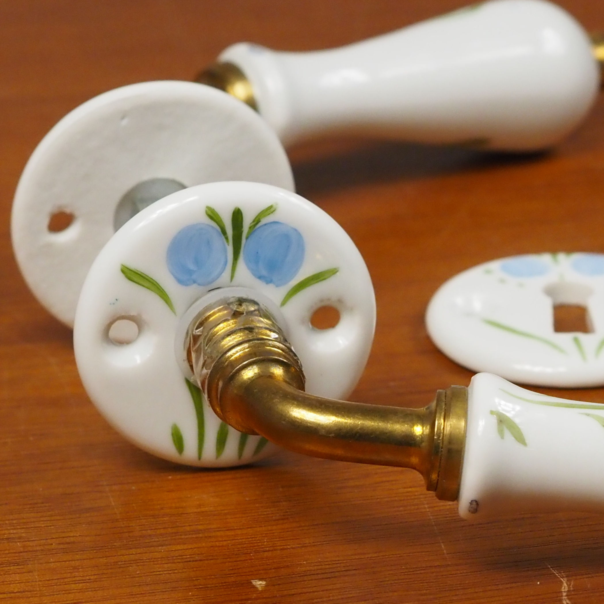 Door handle in brass and porcelain with key rosettes by Linea Bertomani - Blueberry