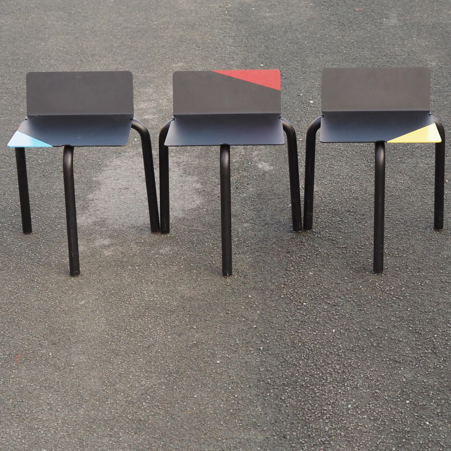 Black stackable chair by Pierre-Emmanuel Vandeputte - Low backrest (with various coloured corners)