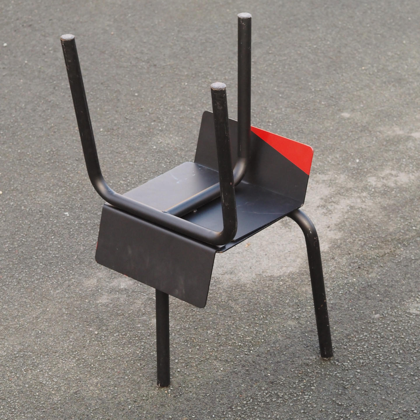 Black stackable chair by Pierre-Emmanuel Vandeputte - Low backrest (with various coloured corners)