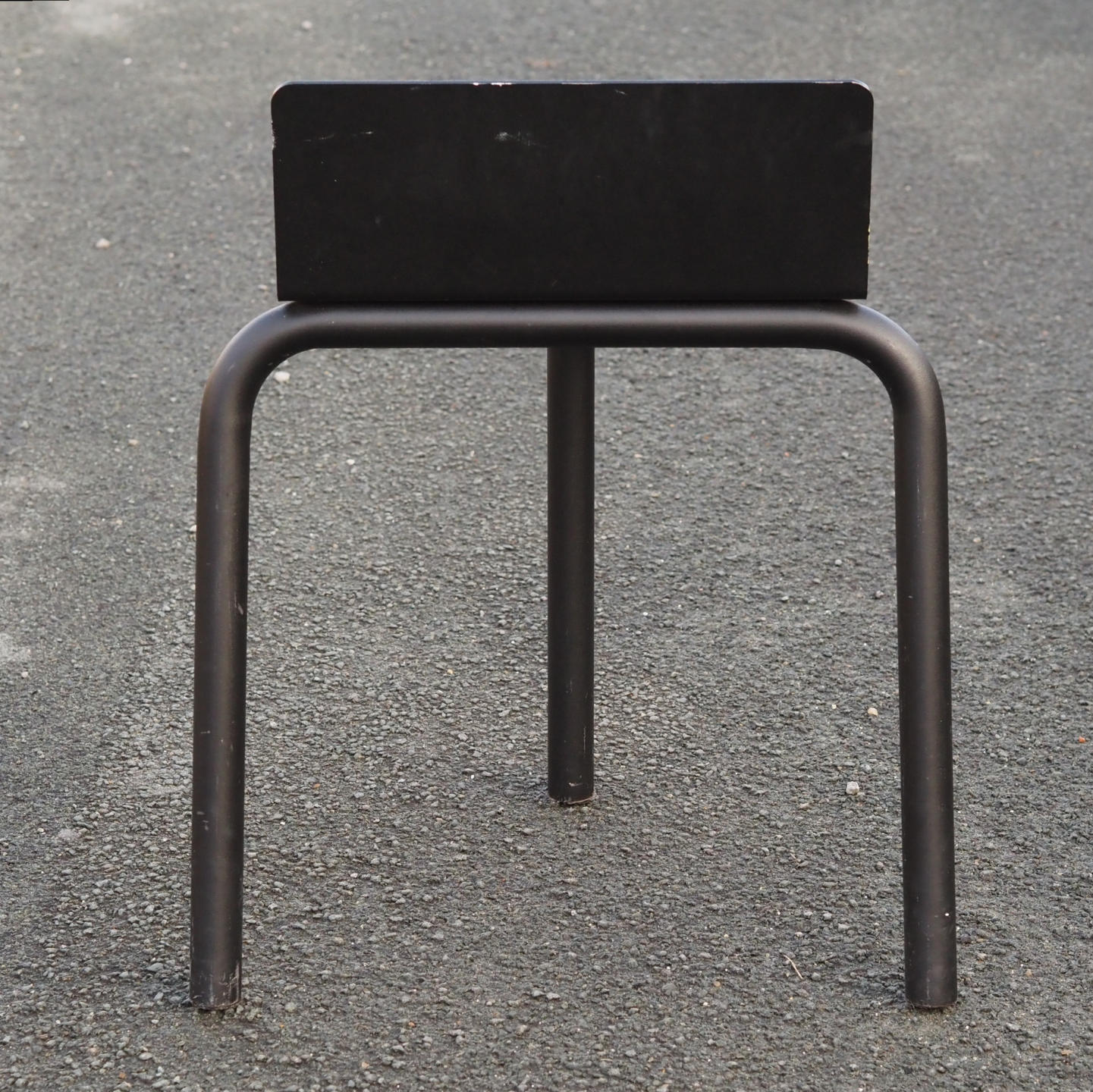 Black stackable chair by Pierre-Emmanuel Vandeputte - Low backrest (with various coloured corners)