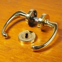 Door handle in brass plated aluminium with key rosettes by Linea Bertomani