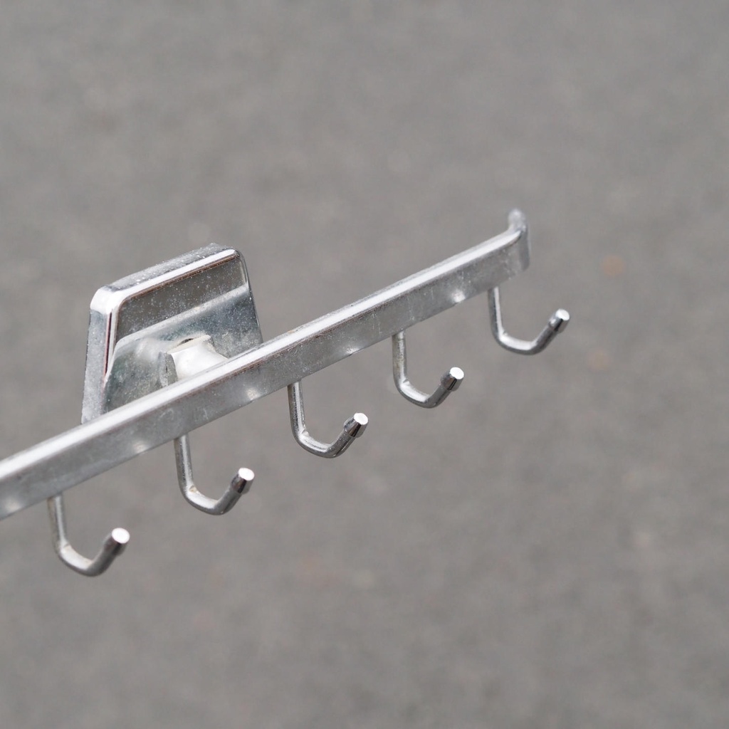 Towel hooks in chromed stainless steel by Geesa