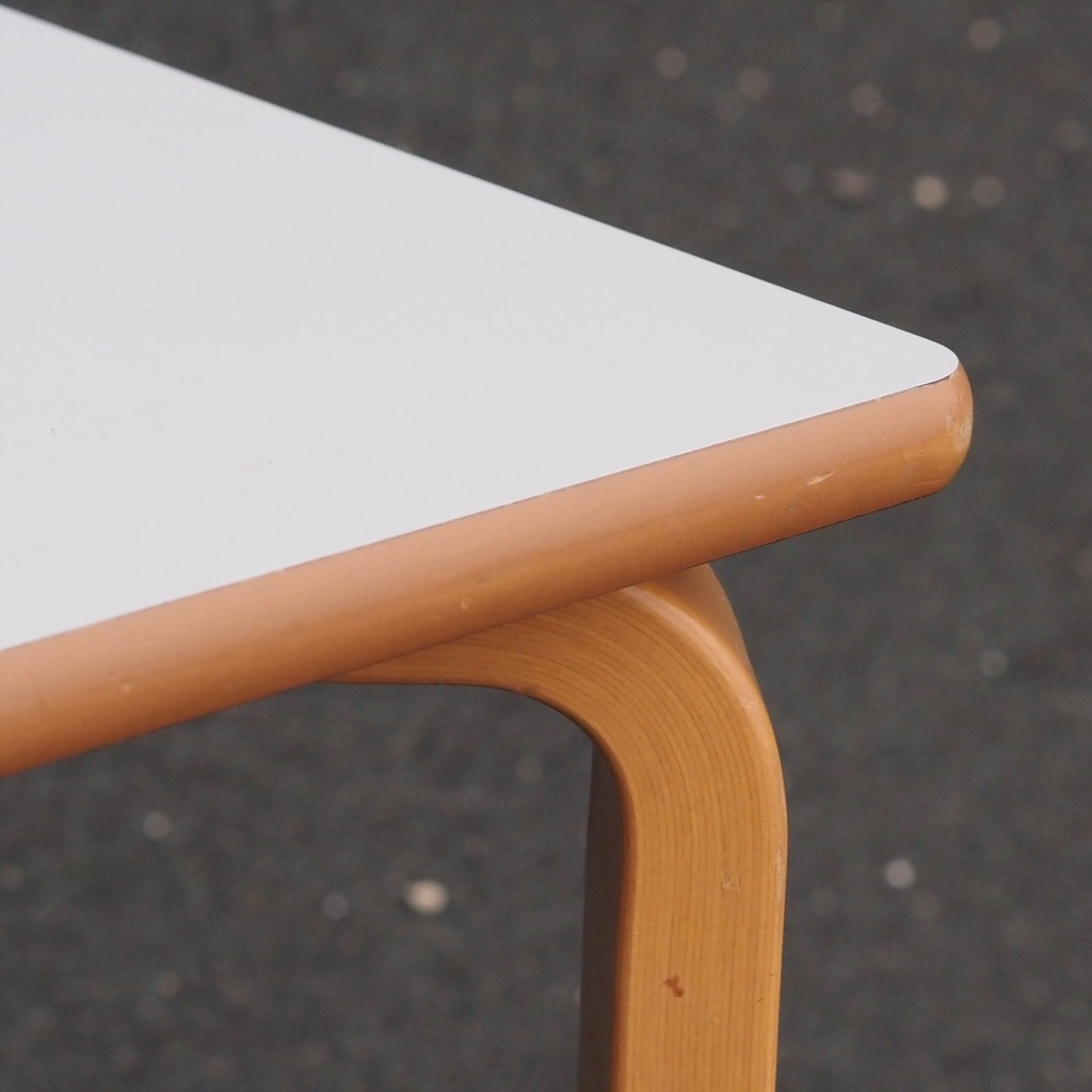 Rectangular table with beech legs and white laminated tabletop