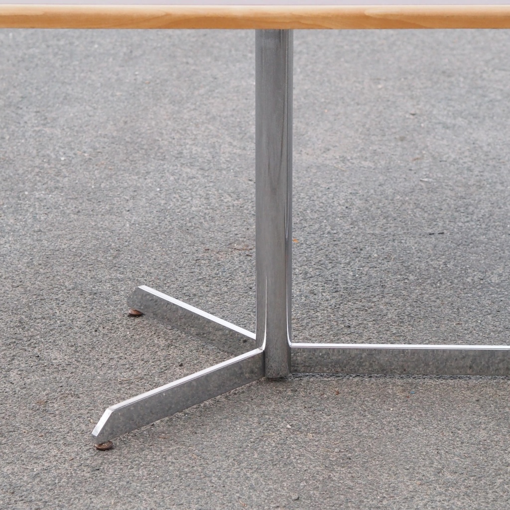 Rectangular table with chromed steel legs and laminated tabletop - Brown