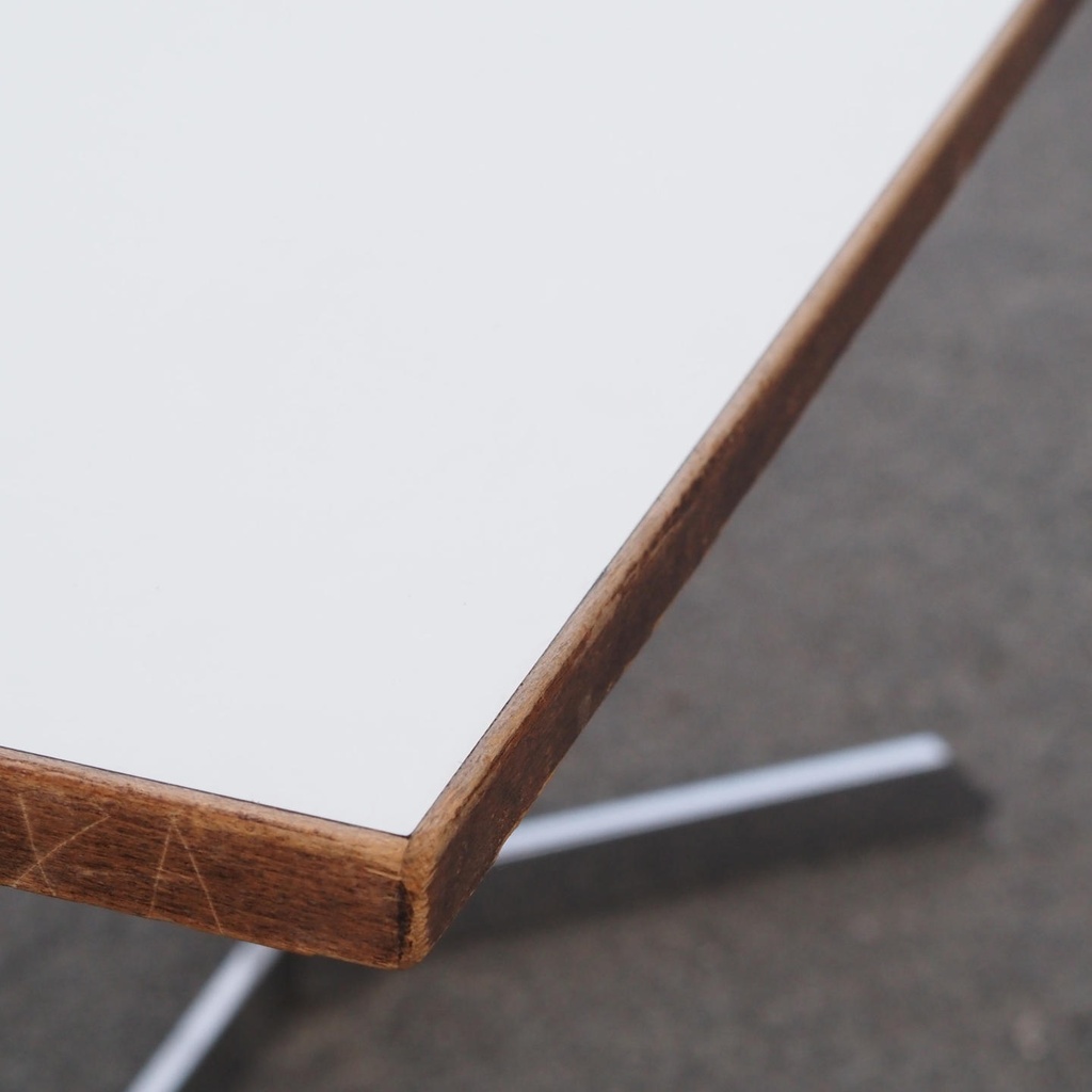 Rectangular table with chromed steel legs and laminated tabletop - White