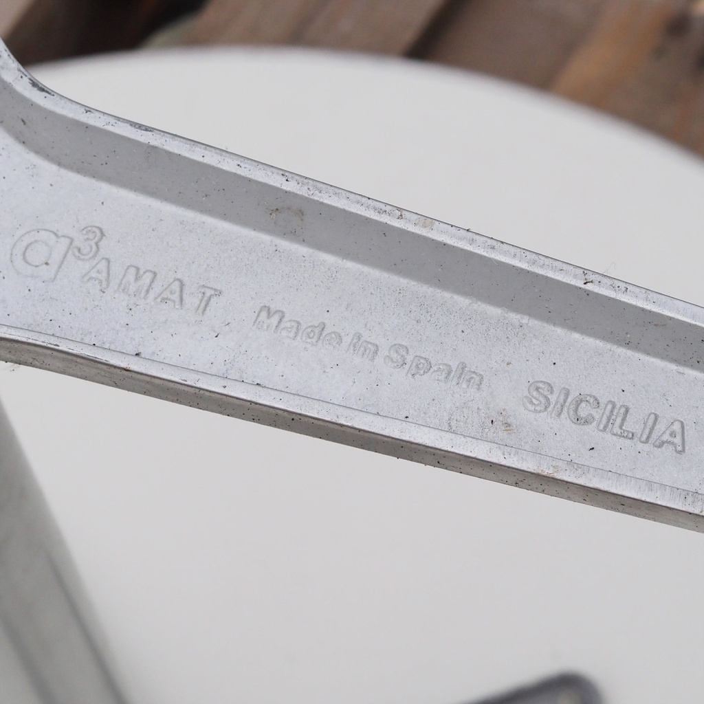 Round cafeteria table by Amat3