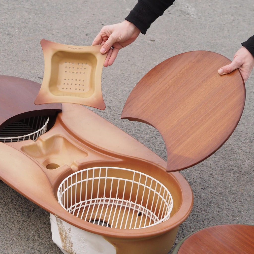 Double recessed sink in glazed porcelain by Villeroy & Boch