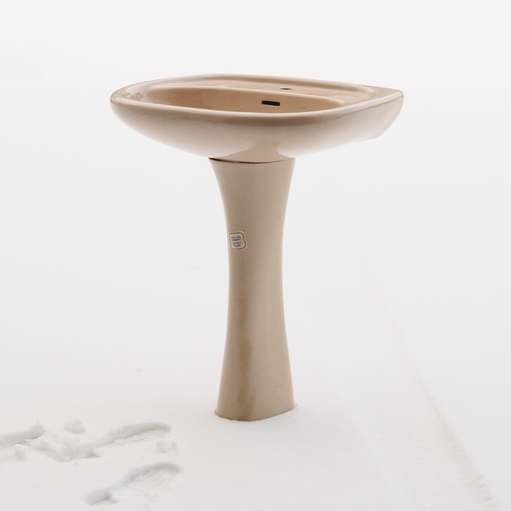 Bathroom sink in glazed porcelain by Villeroy & Boch