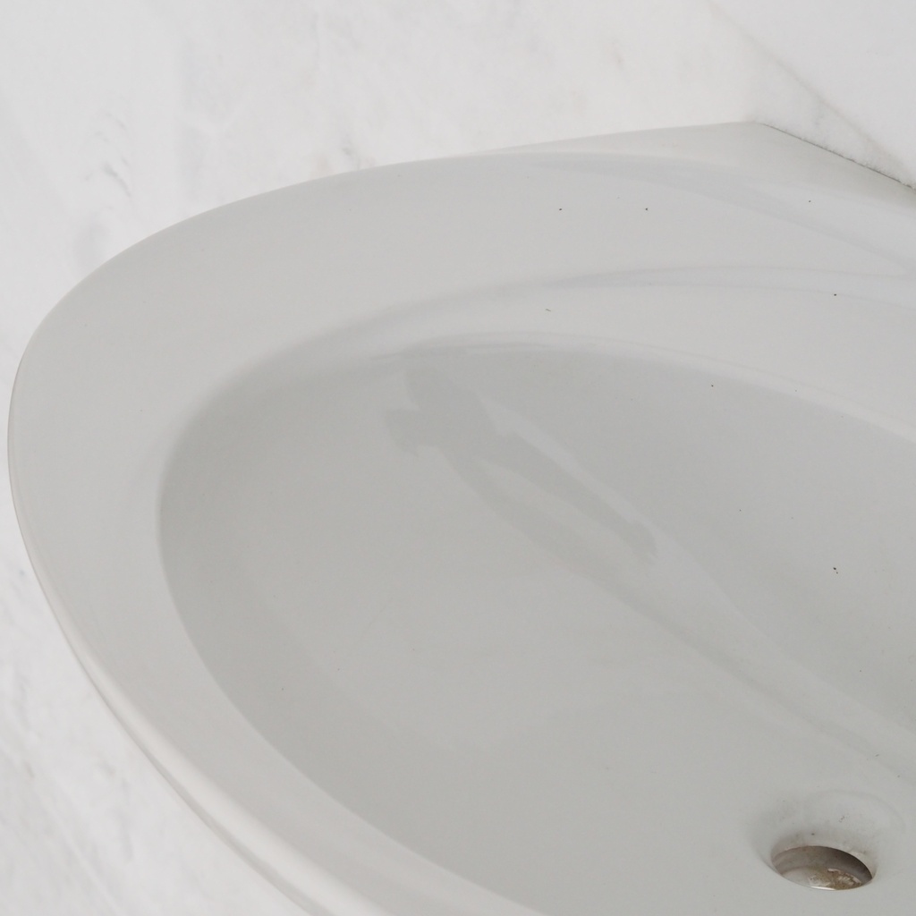 Bathroom sink in glazed porcelain by Villeroy & Boch
