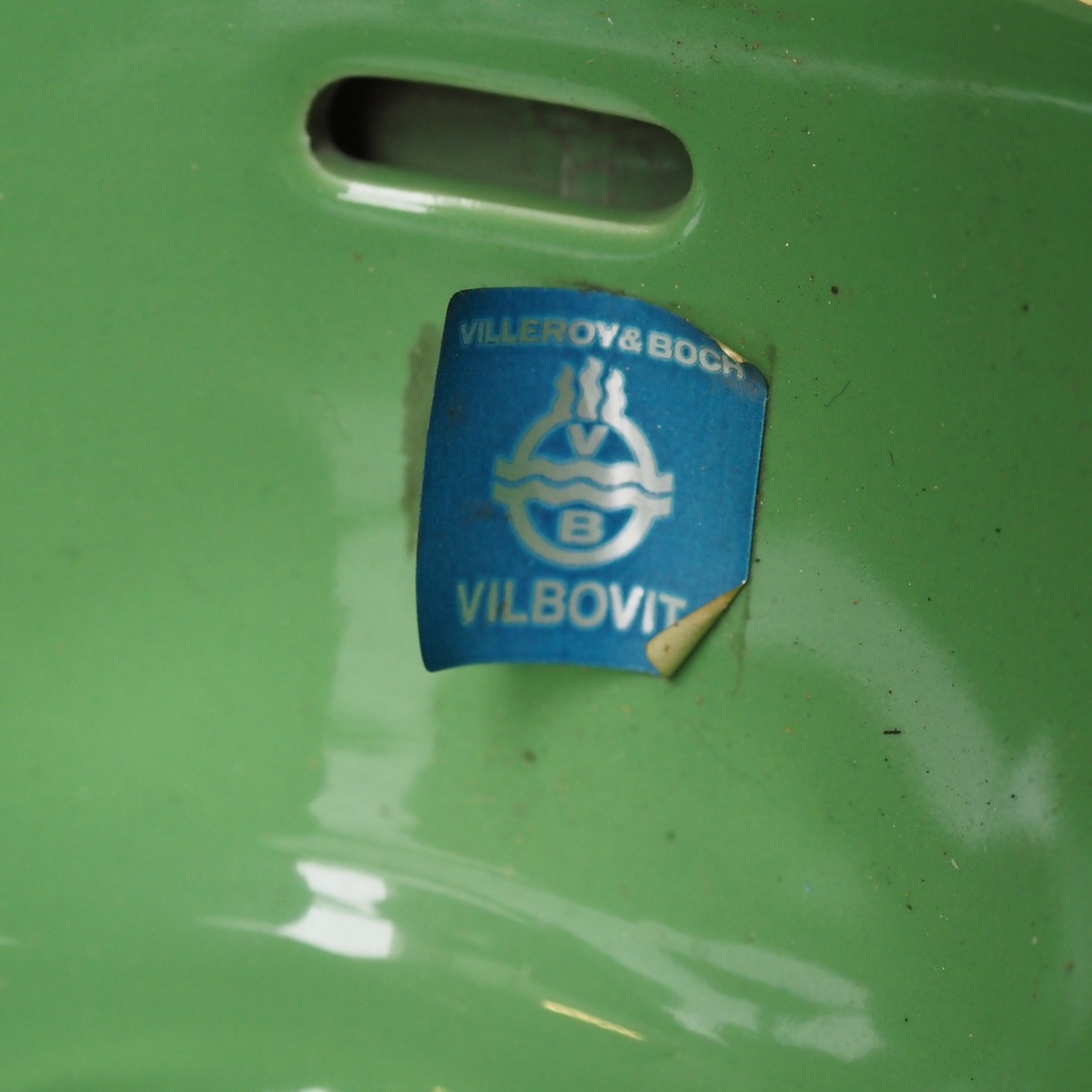 Corner sink in glazed porcelain by Villeroy & Boch