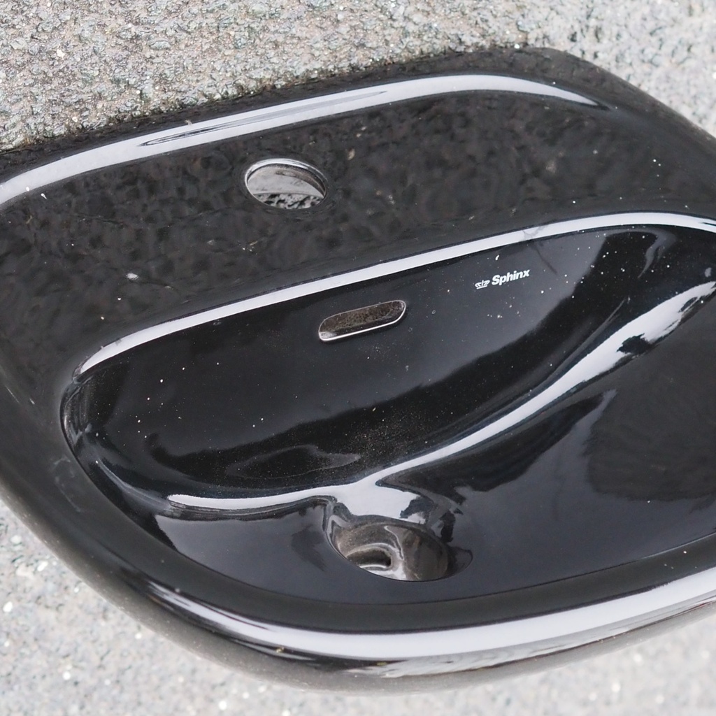 Bathroom sink in glazed porcelain by Villeroy & Boch