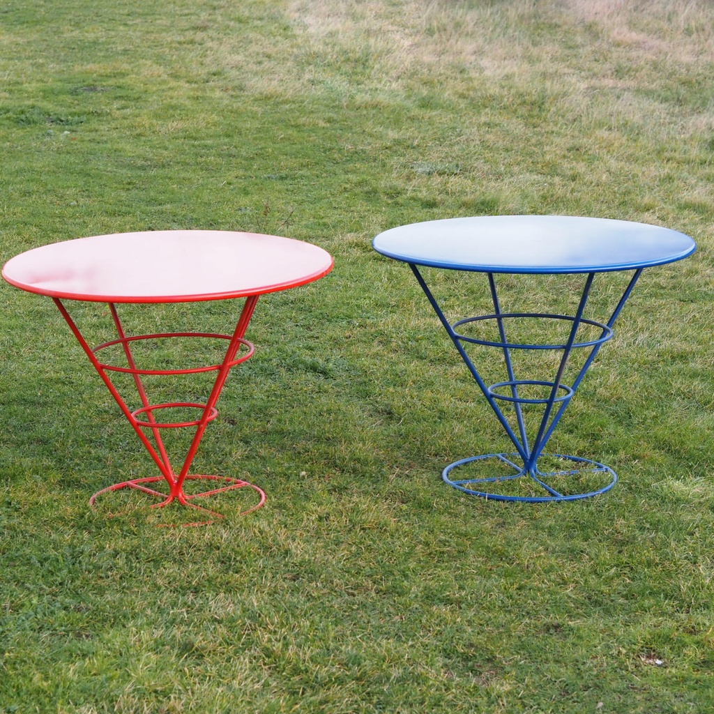 Round cafeteria table by Amat3