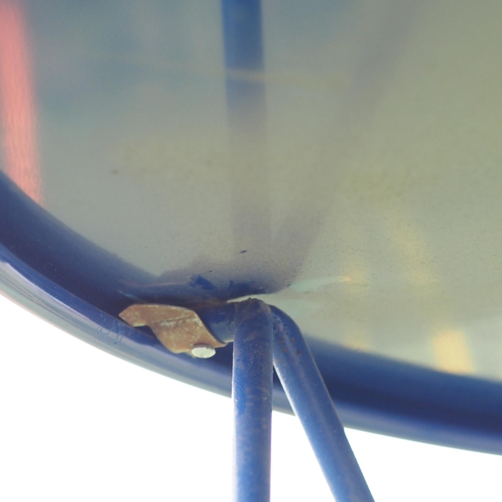 Round table 'Sputnik' by David Le Versha (⌀ 100 cm)