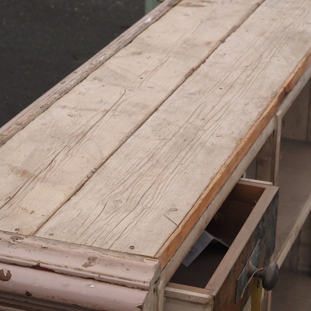 Round cafeteria table by Amat3