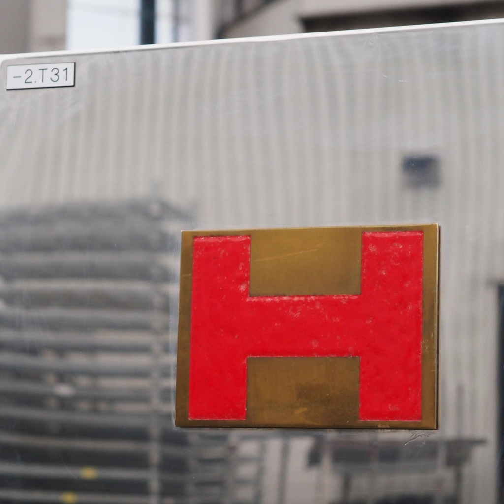 Service door in stainless steel with handle by Jules Wabbes (H. 198 x 53 cm) - Left