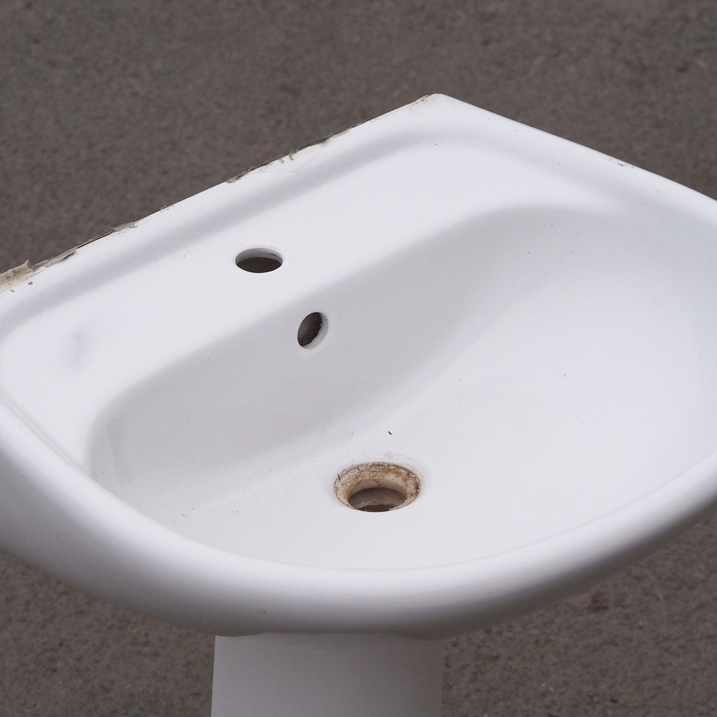 Green pedestal bathroom sink