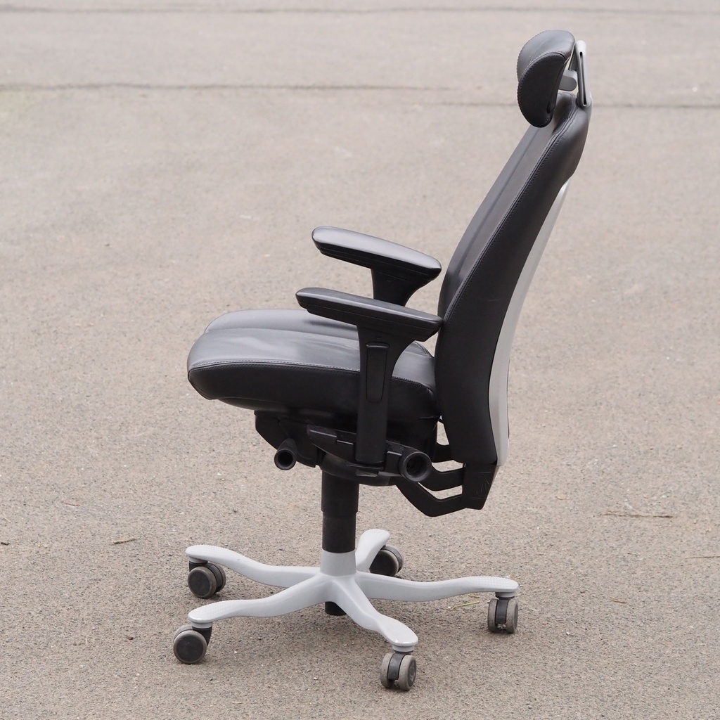 Swivel office armchair by Kinnarps from Antwerp's Court of Appeal