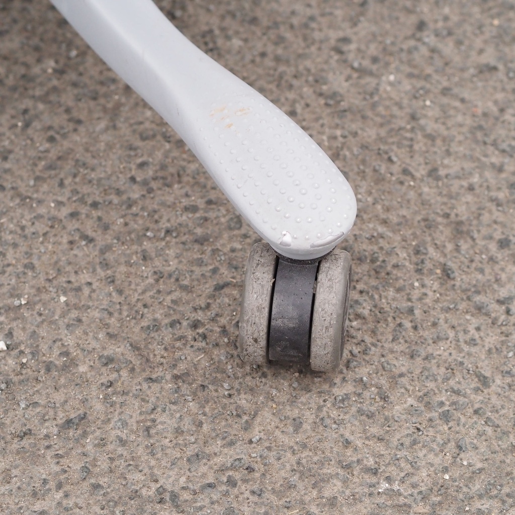 Swivel office armchair by Kinnarps from Antwerp's Court of Appeal