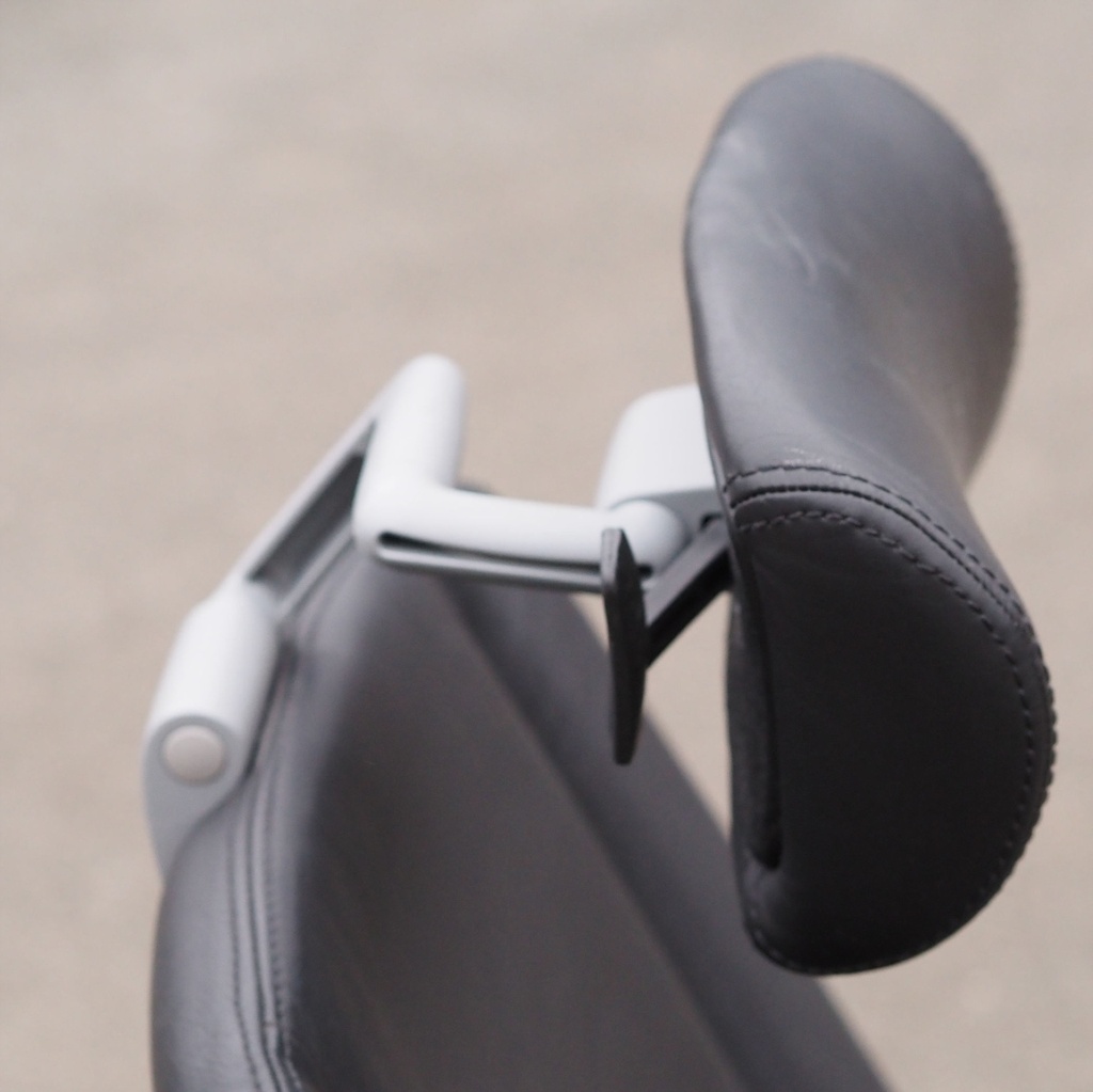 Swivel office armchair by Kinnarps from Antwerp's Court of Appeal