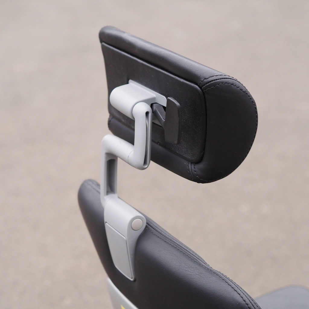 Swivel office armchair by Kinnarps from Antwerp's Court of Appeal