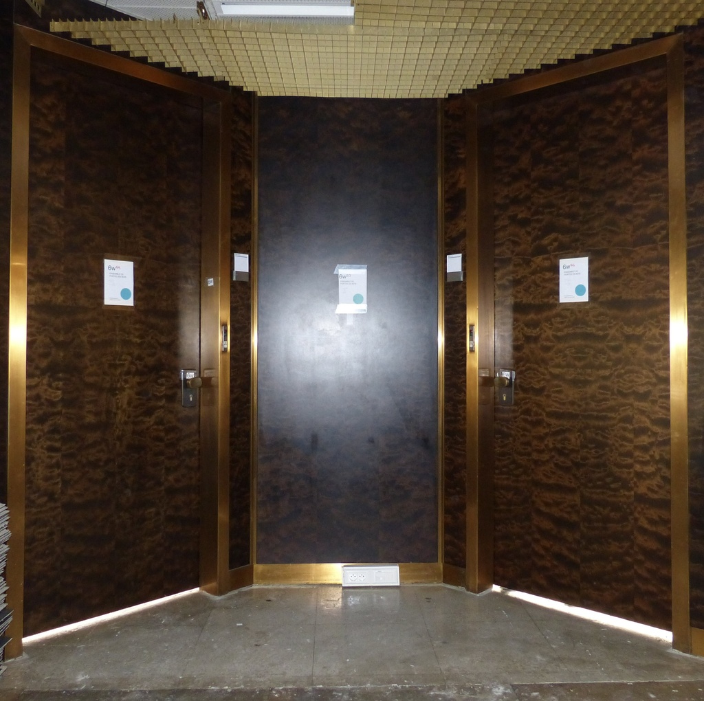 Door with quilted tropical wood veneer and bronze door handles by Jules Wabbes (H. 252,2 x 101 cm)