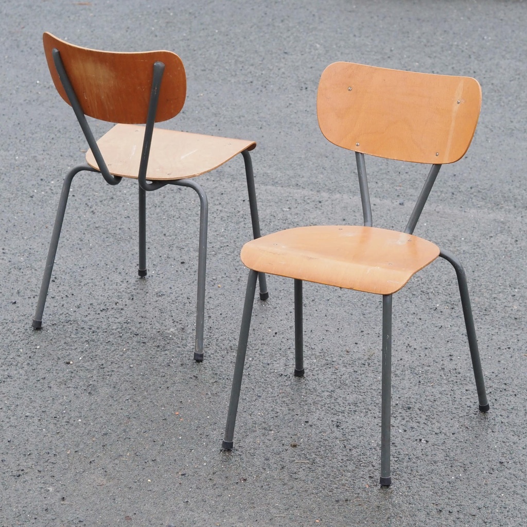 Stackable chair in plywood and lacquered steel