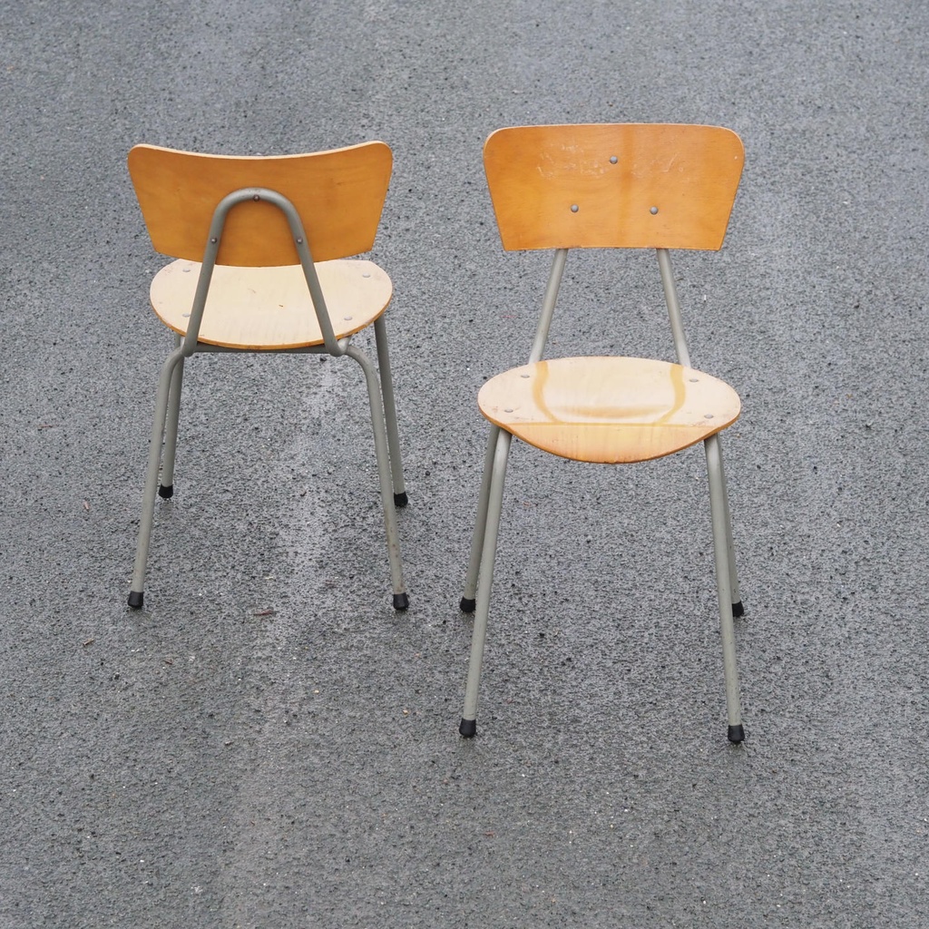 Chair in plywood and lacquered steel