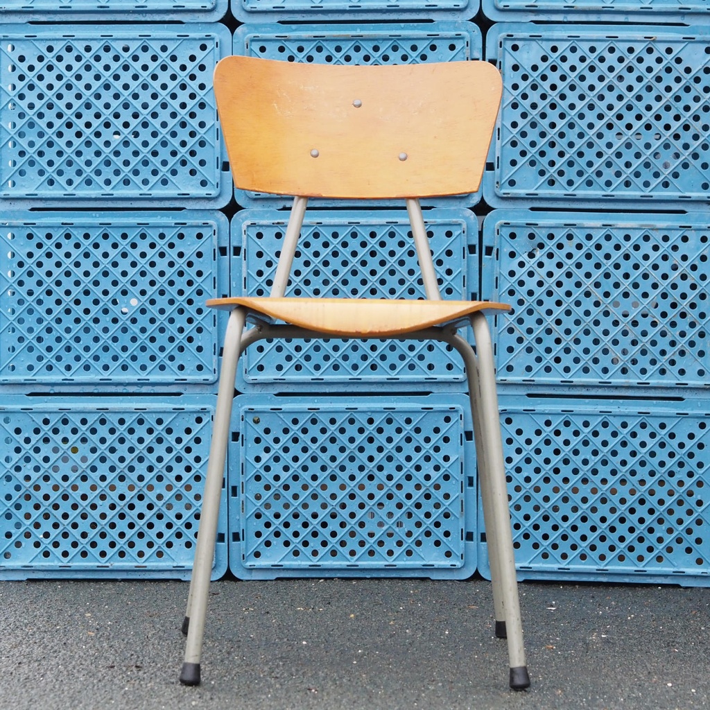 Chair in plywood and lacquered steel