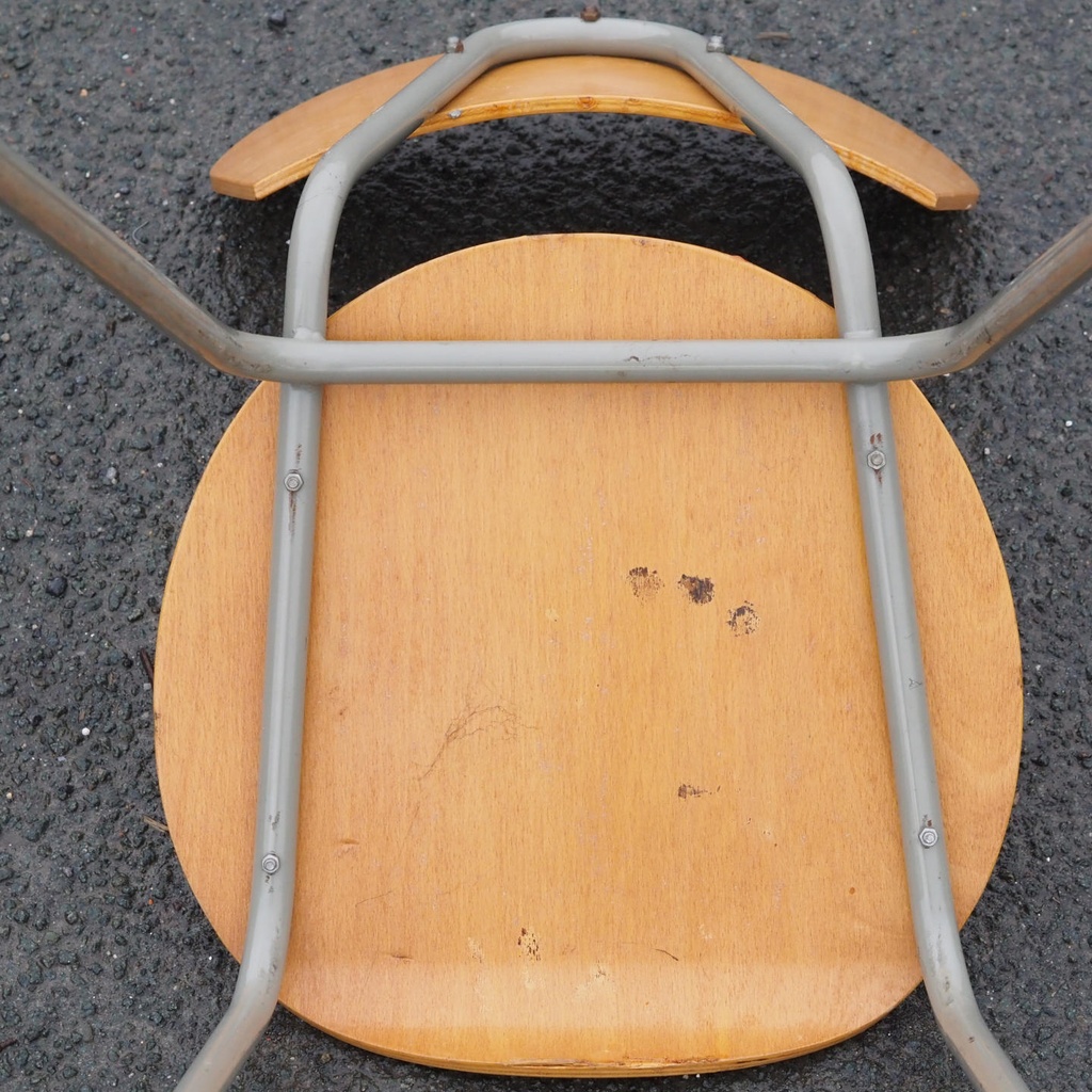 Chair in plywood and lacquered steel