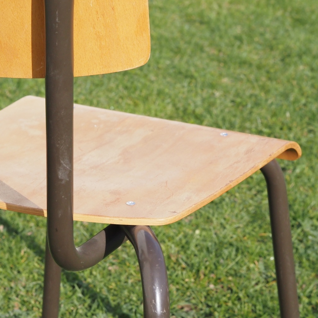 Stackable chair in plywood and lacquered steel