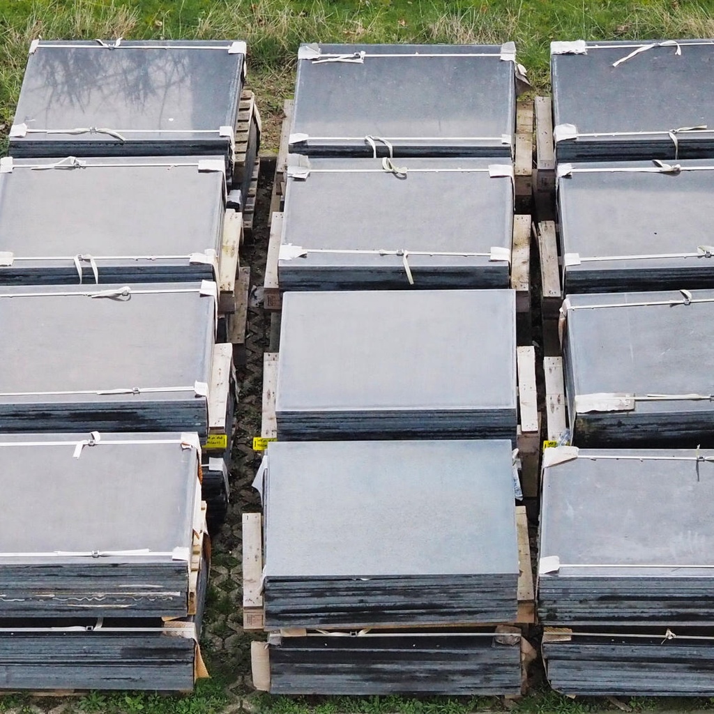 Square slab in black gabbro from the Montparnasse train station complex (115 x 115 cm)