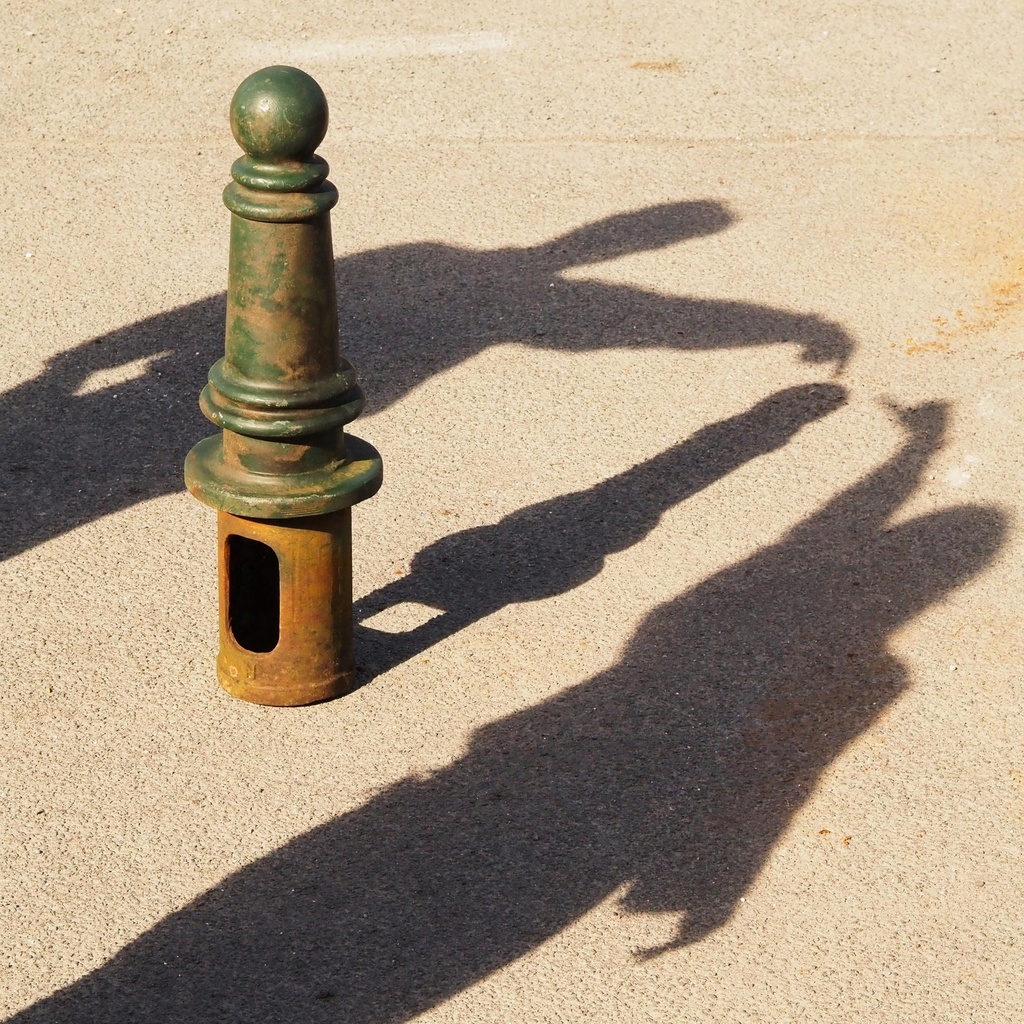 Traffic bollard in cast-iron