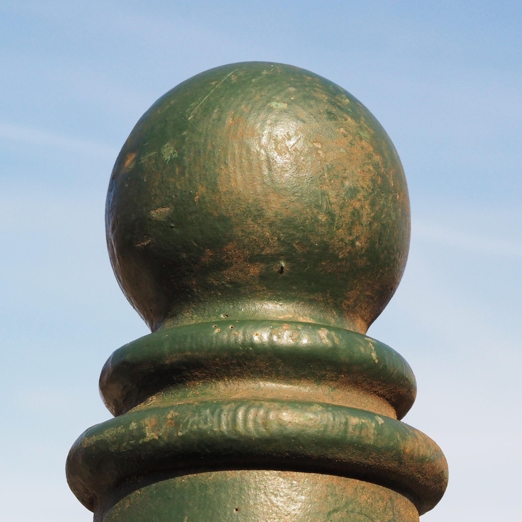 Traffic bollard in cast-iron