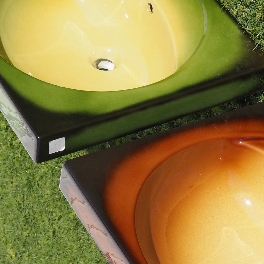 Bathroom sink in ceramic