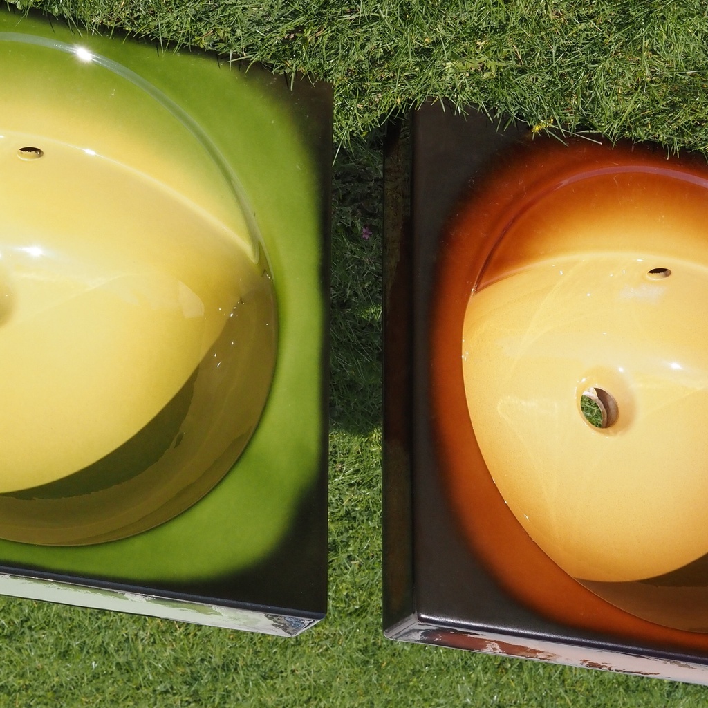 Bathroom sink in ceramic