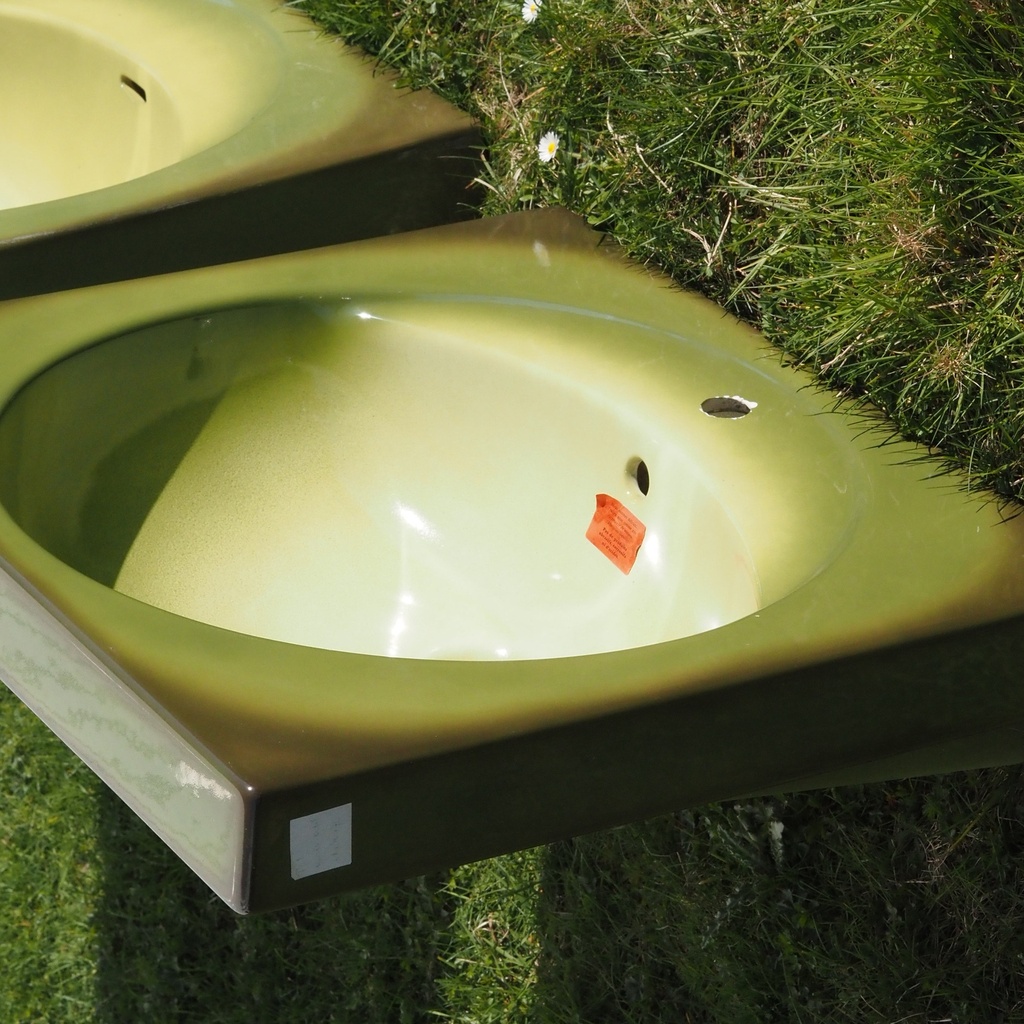 Bathroom sink in ceramic by Adam et Mercier