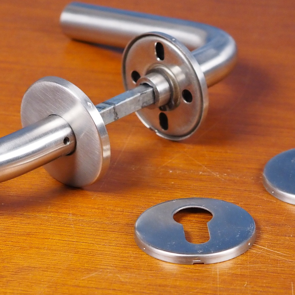 Door handle in stainless steel with key rosette