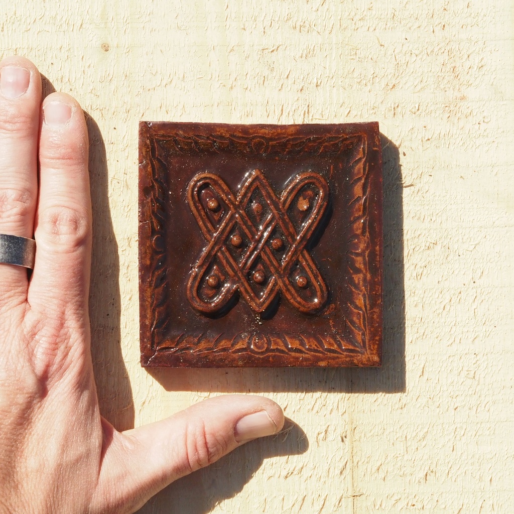 Handpainted glazed terracotta tile from the workshop of Agnès Emery (various sizes) - Only available in our physical shop