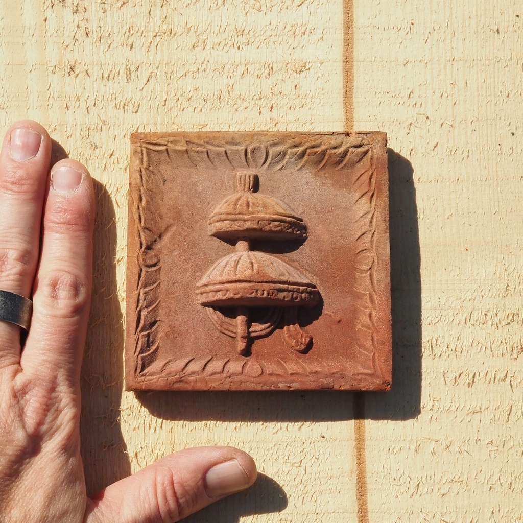 Handpainted glazed terracotta tile from the workshop of Agnès Emery (various sizes) - Only available in our physical shop