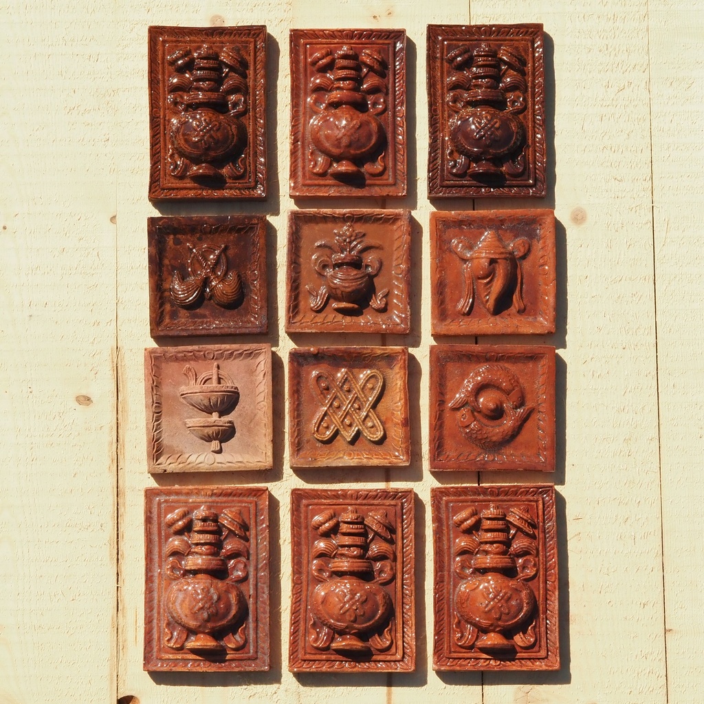 Embossed handmade tile in glazed terracotta by Emery&Cie (9,5 x 9,5 cm) - Flag