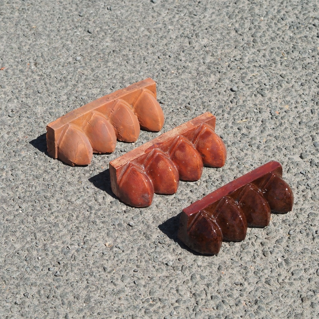 Handpainted glazed terracotta tile from the workshop of Agnès Emery (various sizes) - Only available in our physical shop