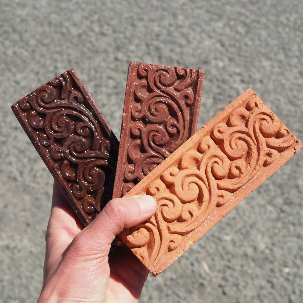 Handpainted glazed terracotta tile from the workshop of Agnès Emery (various sizes) - Only available in our physical shop