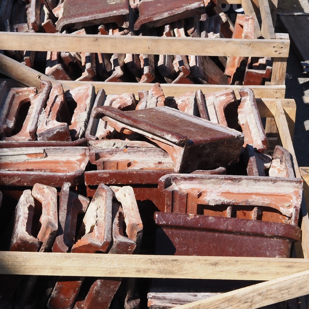 Wall coping tiles in glazed clay - Only available in our physical shop