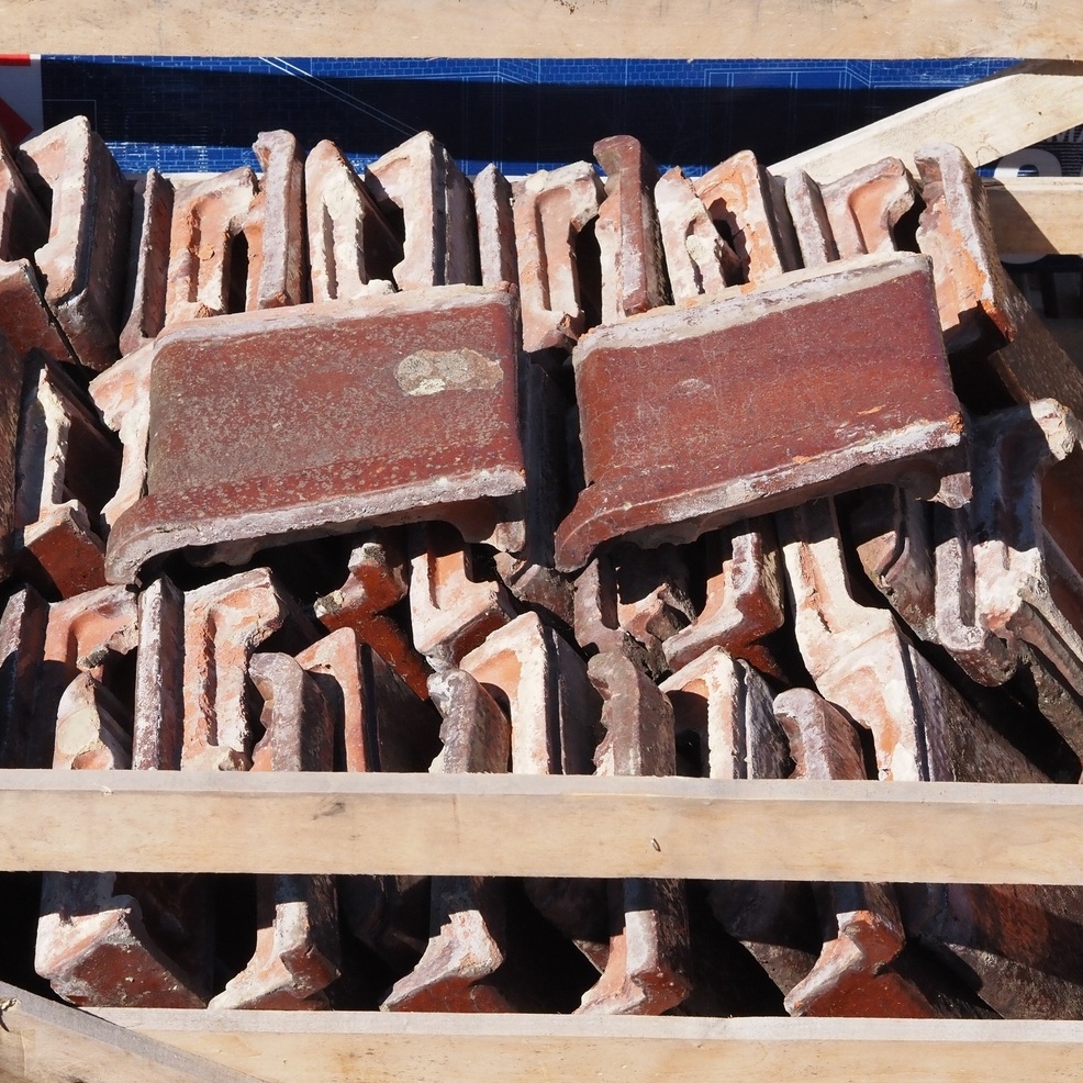 Wall coping tile in glazed clay (single slant)
