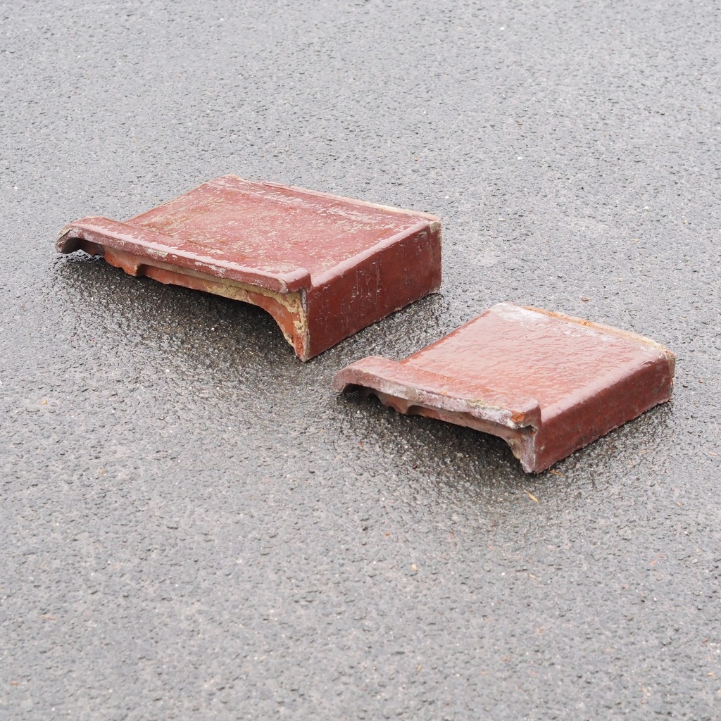 Wall coping tile in glazed clay (single slant)