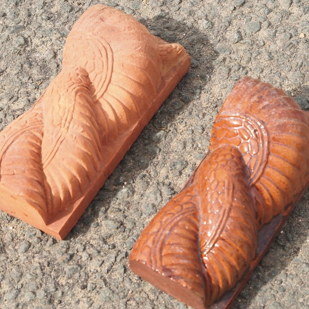 Embossed handmade frieze in terracotta by Emery&Cie (13,5 x 6 cm) - Snake (left)